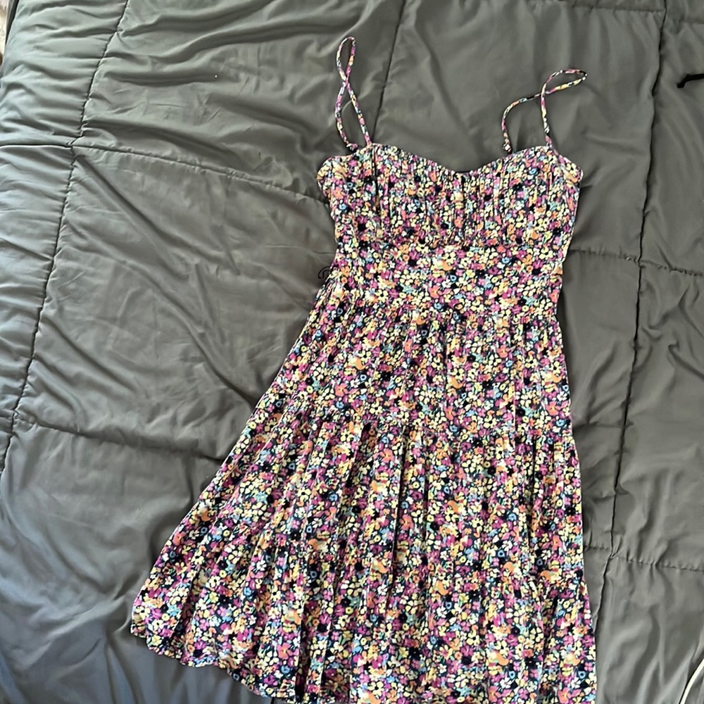 B.Smart small floral dress